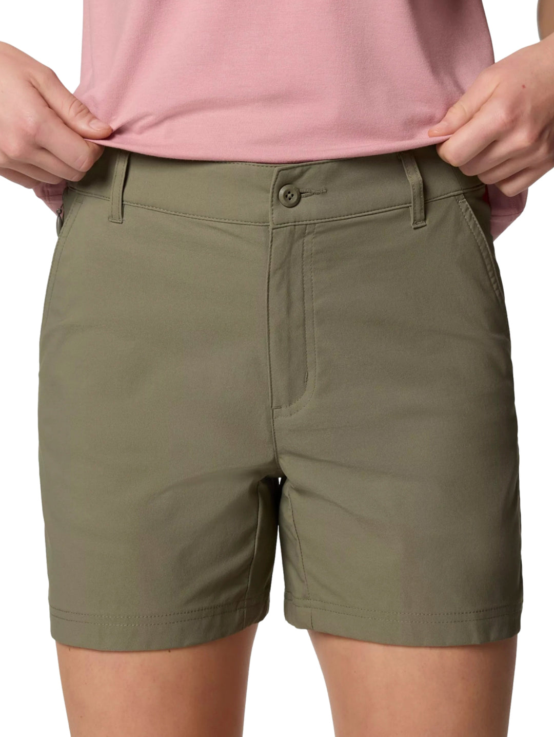 Mujer vistiendo shorts Columbia Leslie Falls II en color Stone Green y playera rosa.