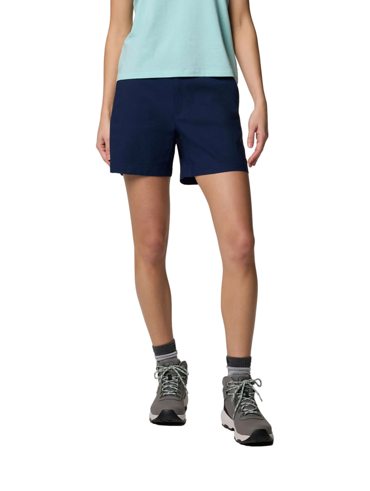Mujer vistiendo shorts deportivos Columbia en color azul marino, ideales para actividades al aire libre.