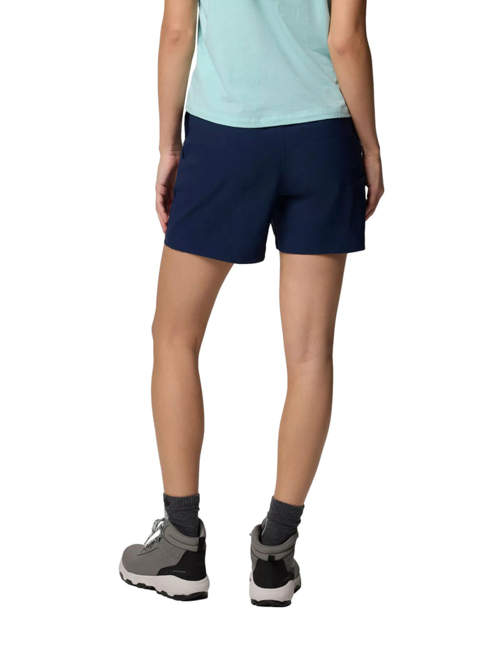 Mujer vistiendo shorts deportivos Columbia en color azul marino, ideales para actividades al aire libre.