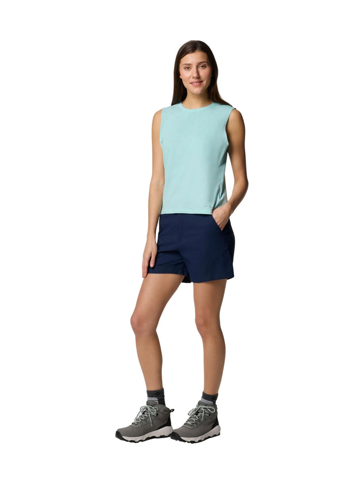 Mujer vistiendo shorts deportivos Columbia en color azul marino, ideales para actividades al aire libre.