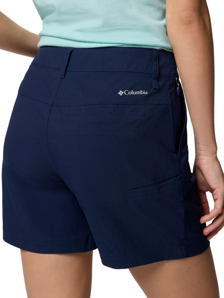 Mujer vistiendo shorts deportivos Columbia en color azul marino, ideales para actividades al aire libre.