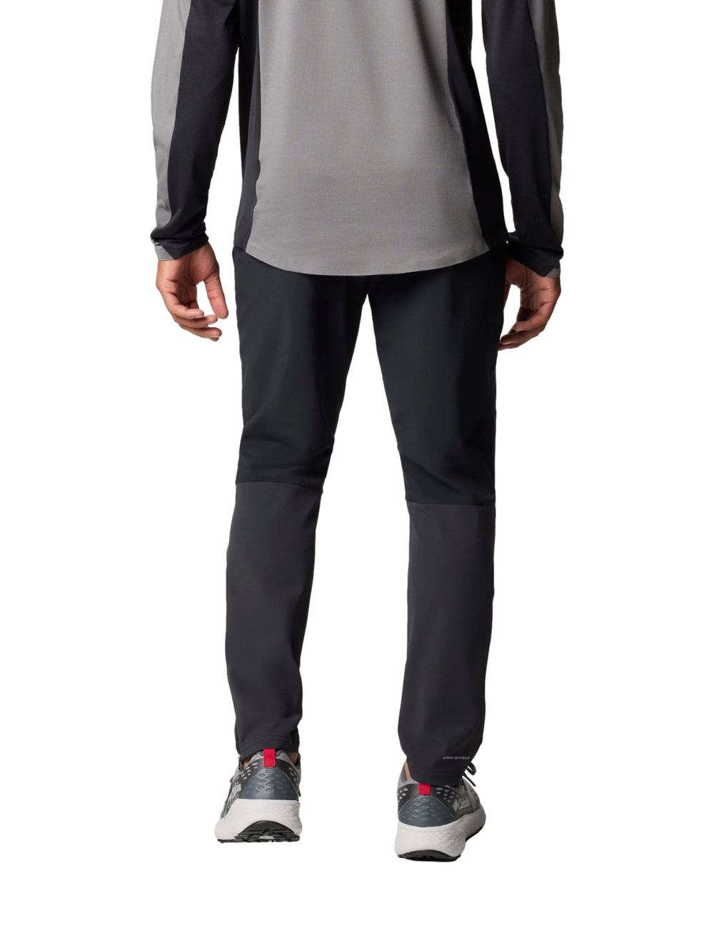 Hombre vistiendo pantalón deportivo negro Columbia Three Pitch