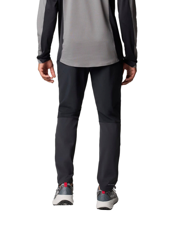 Hombre vistiendo pantalón deportivo negro Columbia Three Pitch
