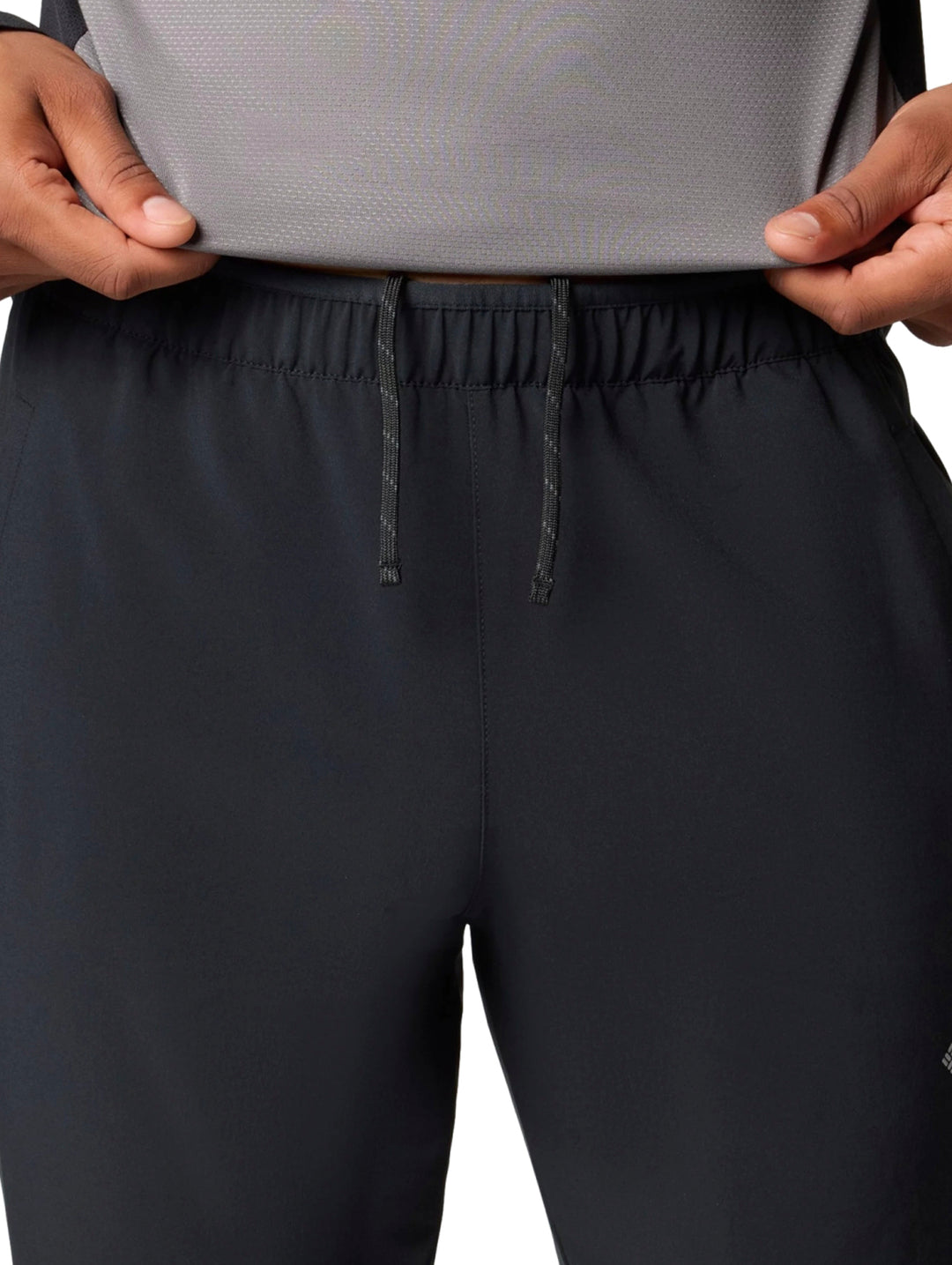 Hombre vistiendo pantalón deportivo negro Columbia Three Pitch
