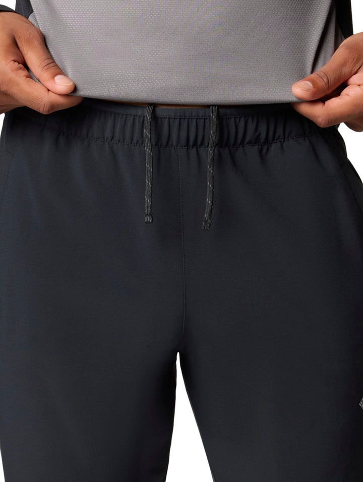 Hombre vistiendo pantalón deportivo negro Columbia Three Pitch