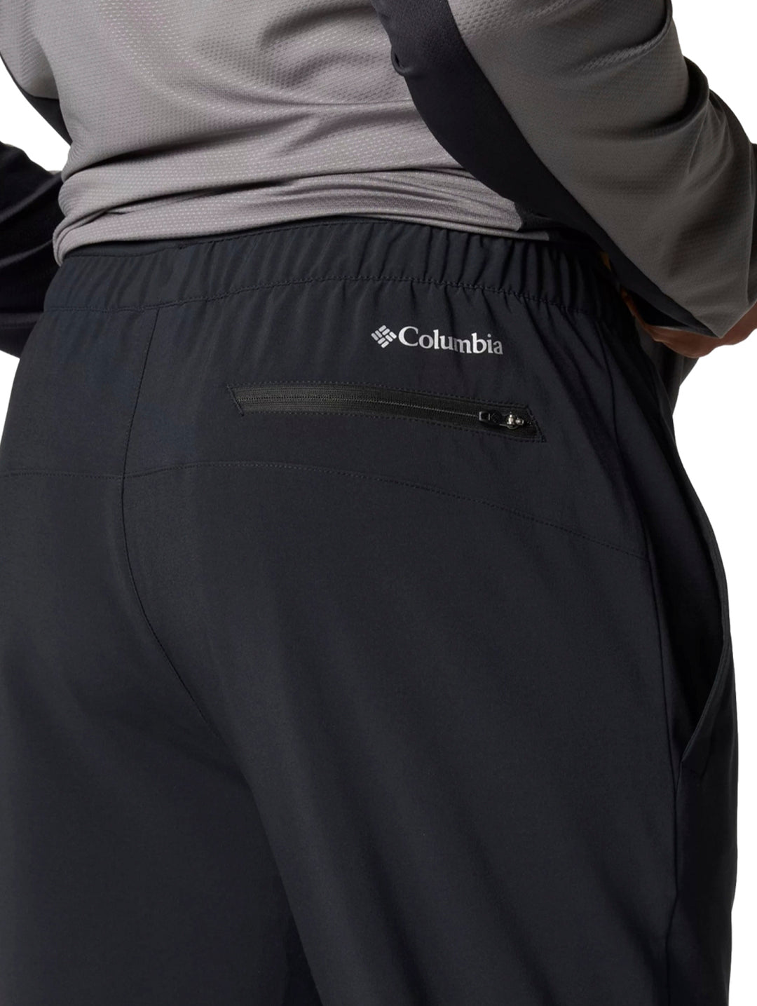 Hombre vistiendo pantalón deportivo negro Columbia Three Pitch