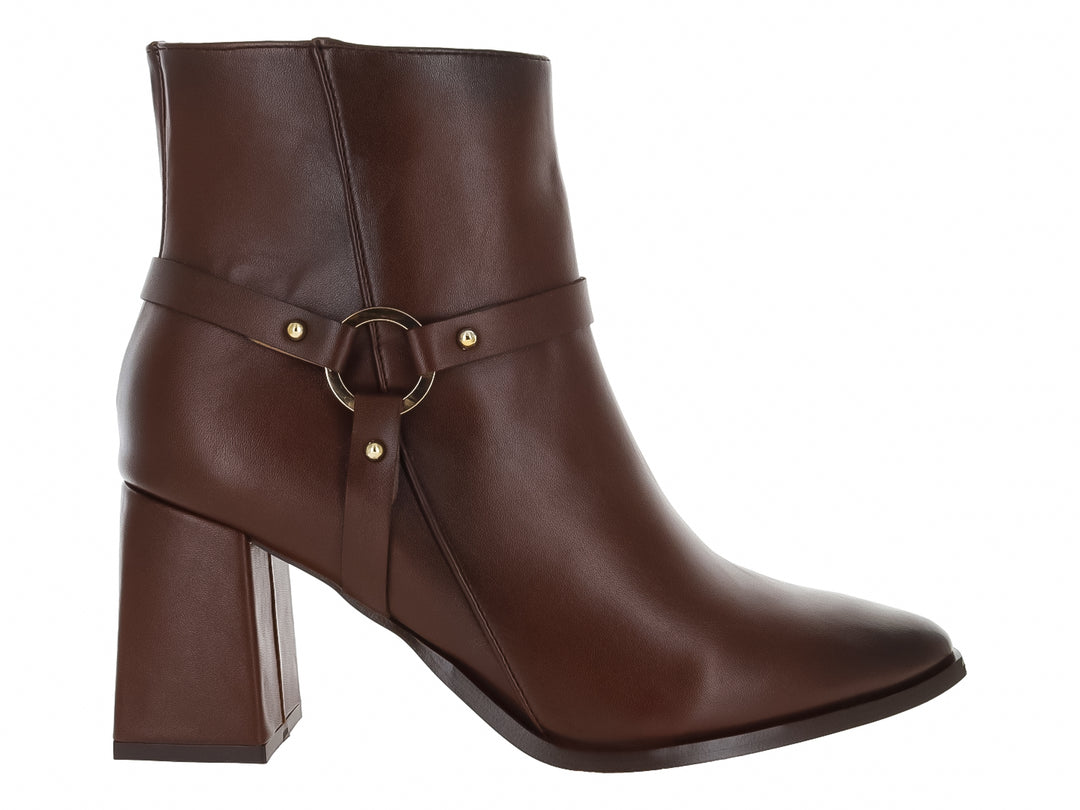 Botín color cognac con tacón cuadrado y detalle de correa con anillo dorado.