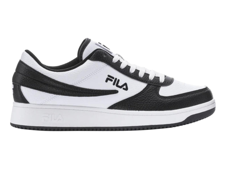 Tenis FILA de corte bajo en colores blanco y negro con suela blanca.