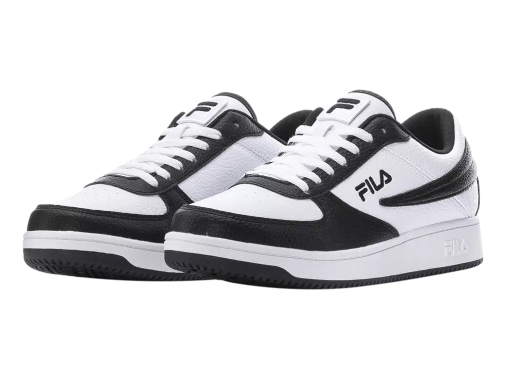 Tenis FILA de corte bajo en colores blanco y negro con suela blanca.