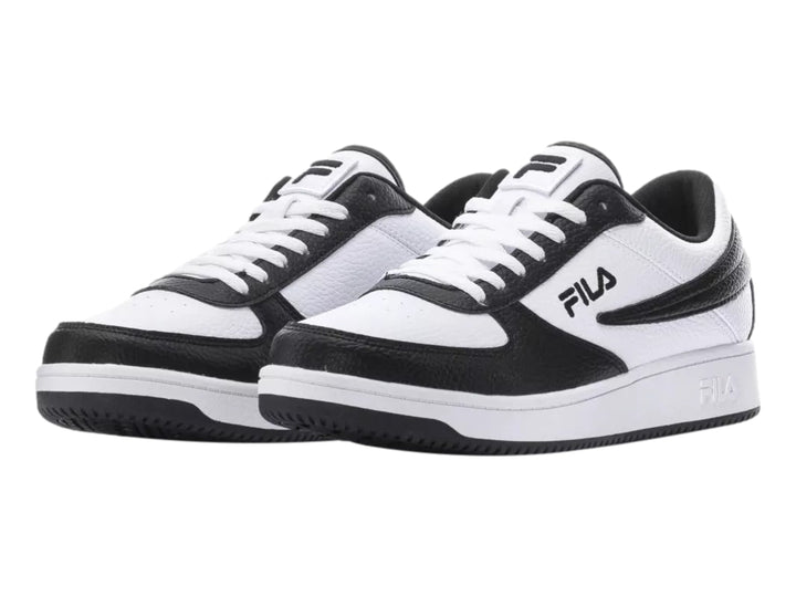 Tenis FILA de corte bajo en colores blanco y negro con suela blanca.