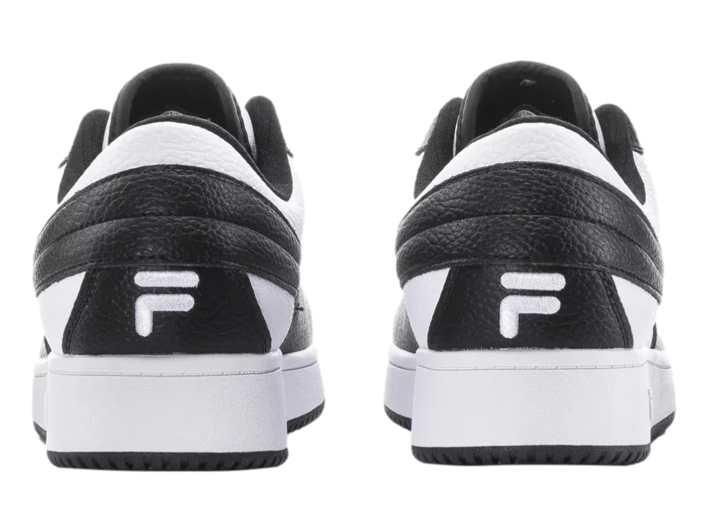 Tenis FILA de corte bajo en colores blanco y negro con suela blanca.