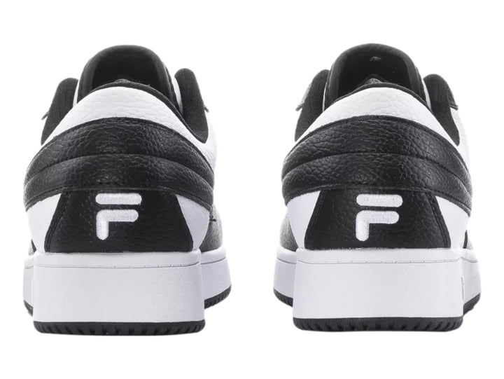 Tenis FILA de corte bajo en colores blanco y negro con suela blanca.