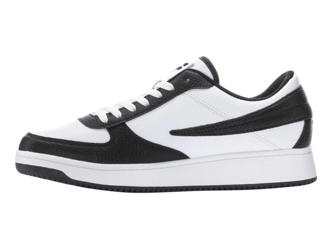 Tenis FILA de corte bajo en colores blanco y negro con suela blanca.