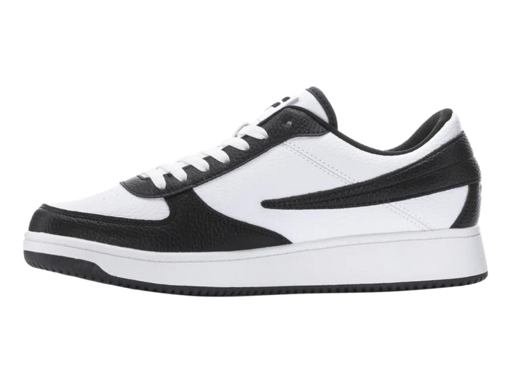 Tenis FILA de corte bajo en colores blanco y negro con suela blanca.