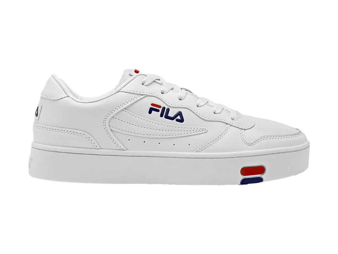 Tenis blancos FILA de corte bajo con detalles en azul y rojo en el costado y la suela.