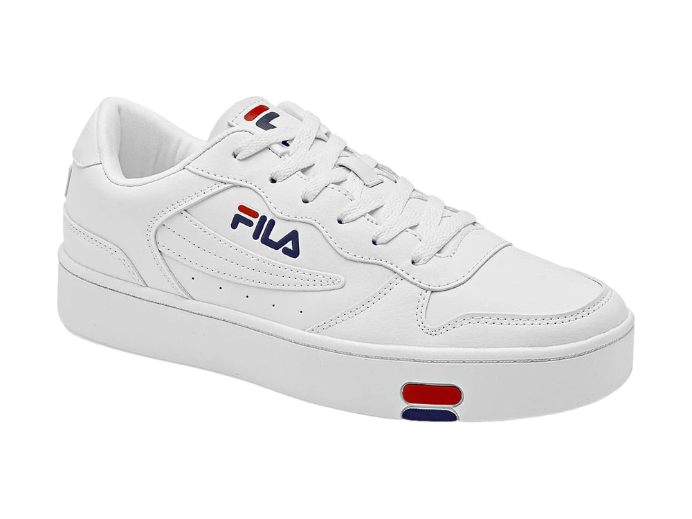Tenis blancos FILA de corte bajo con detalles en azul y rojo en el costado y la suela.