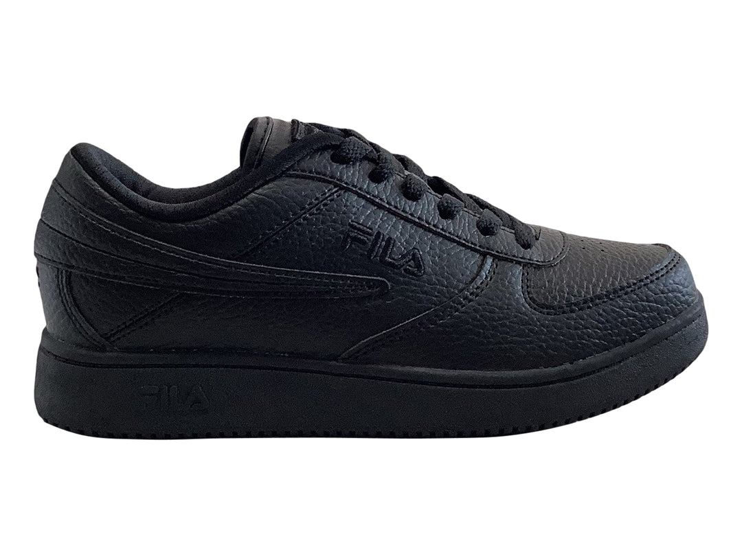 Tenis deportivos FILA de corte bajo en color negro total para niños.