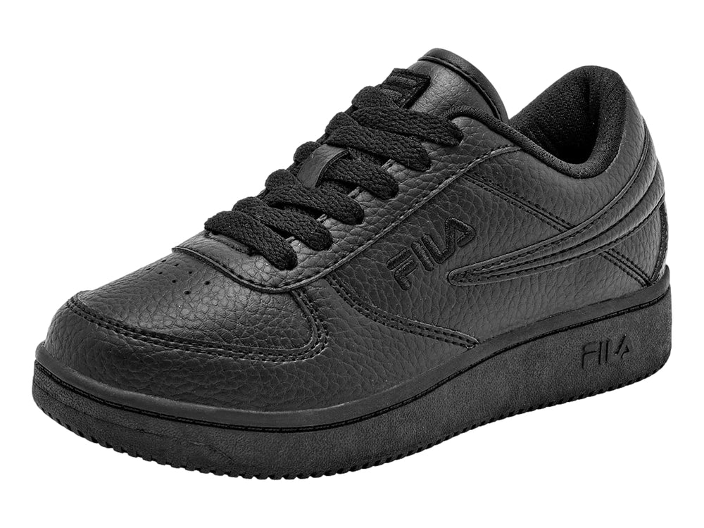 Tenis deportivos FILA de corte bajo en color negro total para niños.