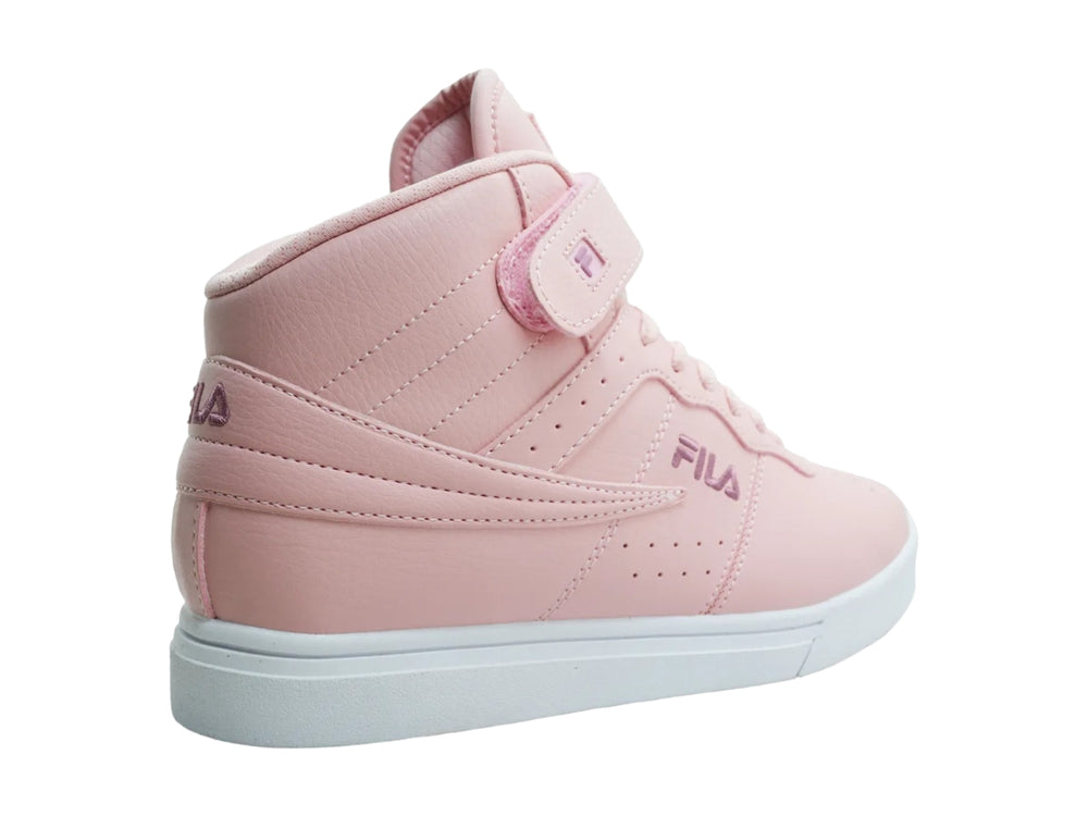 Tenis FILA de bota en color rosa coral con suela blanca y correa de ajuste en el tobillo.