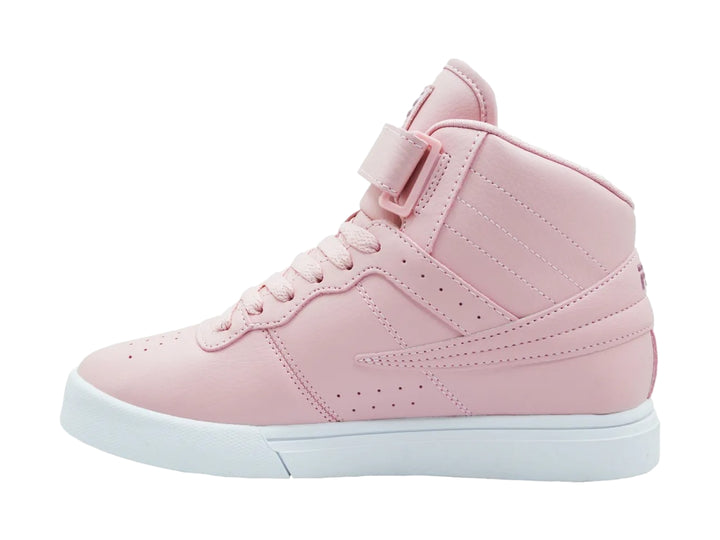 Tenis FILA de bota en color rosa coral con suela blanca y correa de ajuste en el tobillo.