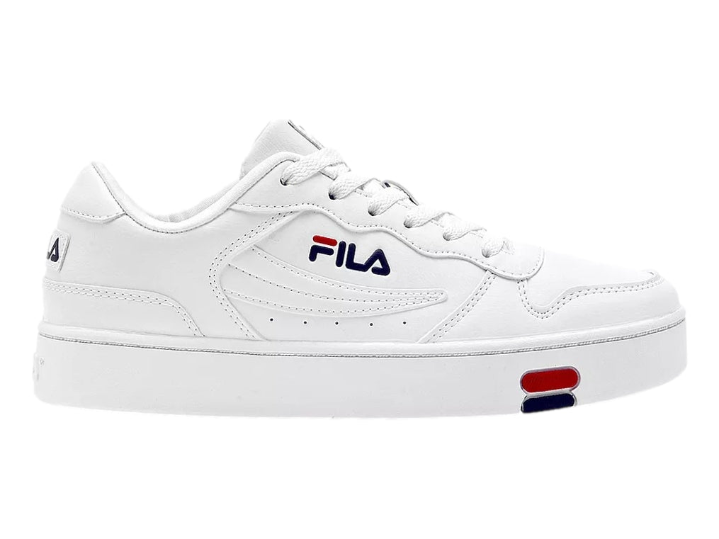 Tenis FILA blancos de corte bajo con suela gruesa y detalles en rojo y azul marino.