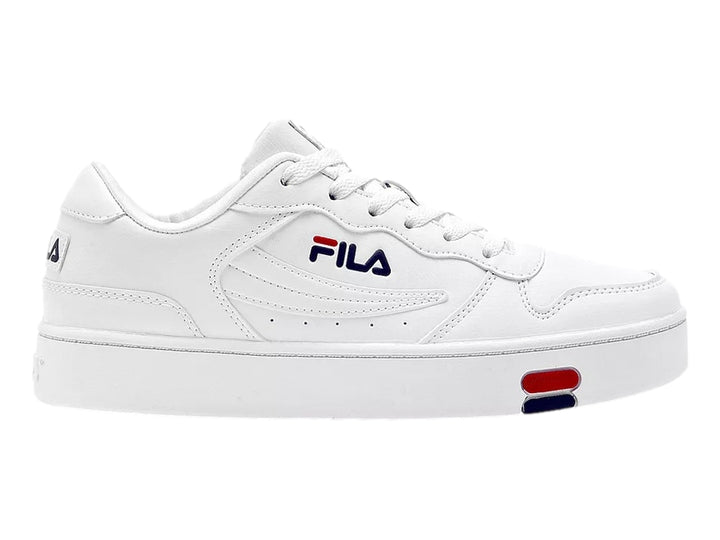 Tenis FILA blancos de corte bajo con suela gruesa y detalles en rojo y azul marino.