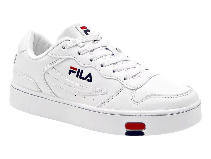Tenis FILA blancos de corte bajo con suela gruesa y detalles en rojo y azul marino.