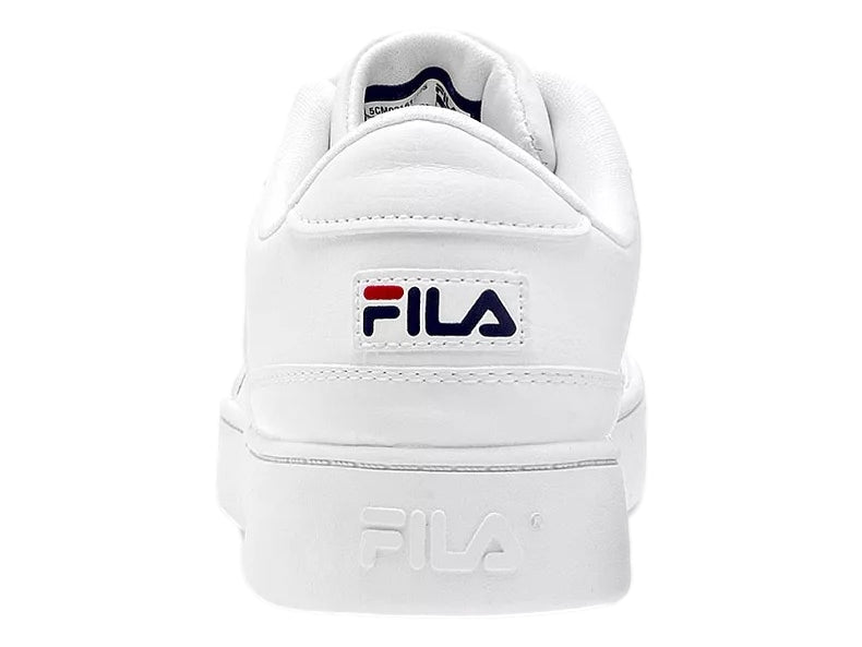 Tenis FILA blancos de corte bajo con suela gruesa y detalles en rojo y azul marino.