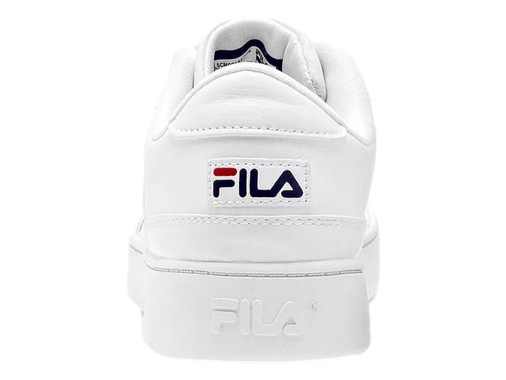 Tenis FILA blancos de corte bajo con suela gruesa y detalles en rojo y azul marino.