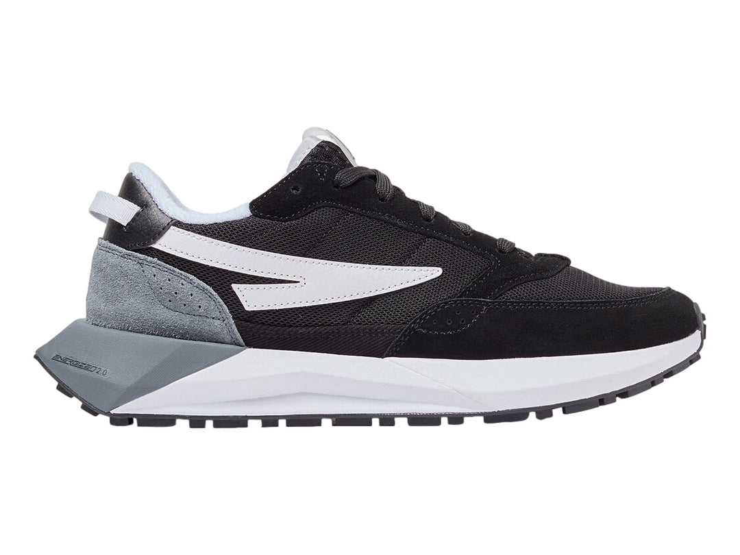 Tenis deportivos FILA en colores negro, blanco y gris con suela blanca gruesa.