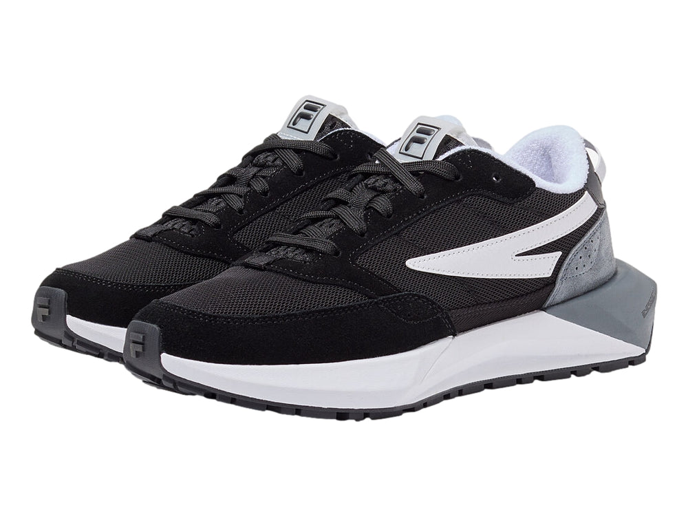 Tenis deportivos FILA en colores negro, blanco y gris con suela blanca gruesa.