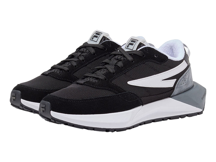 Tenis deportivos FILA en colores negro, blanco y gris con suela blanca gruesa.