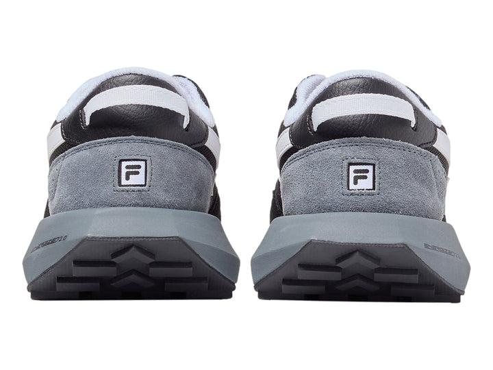 Tenis deportivos FILA en colores negro, blanco y gris con suela blanca gruesa.