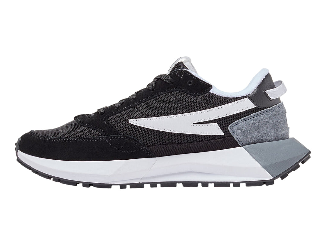 Tenis deportivos FILA en colores negro, blanco y gris con suela blanca gruesa.