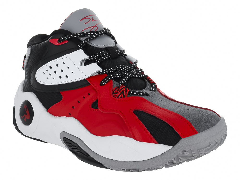 Tenis de baloncesto SHAQ en colores negro, rojo y blanco con suela blanca robusta.