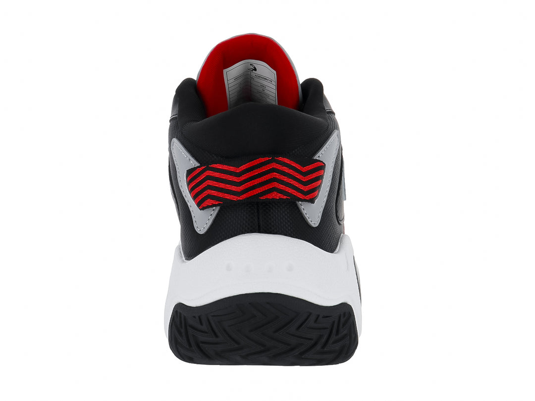 Tenis de baloncesto SHAQ en colores negro, rojo y blanco con suela blanca robusta.