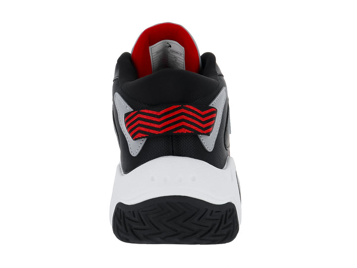 Tenis de baloncesto SHAQ en colores negro, rojo y blanco con suela blanca robusta.