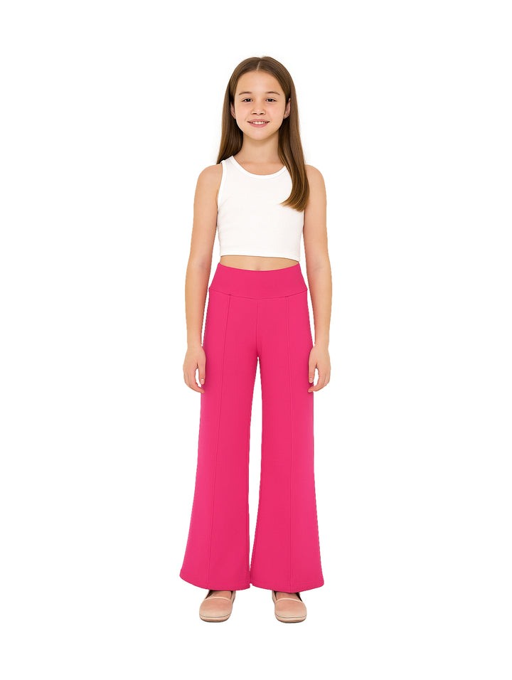 Niña vistiendo pantalón fucsia de pierna ancha y talle alto con camiseta blanca.