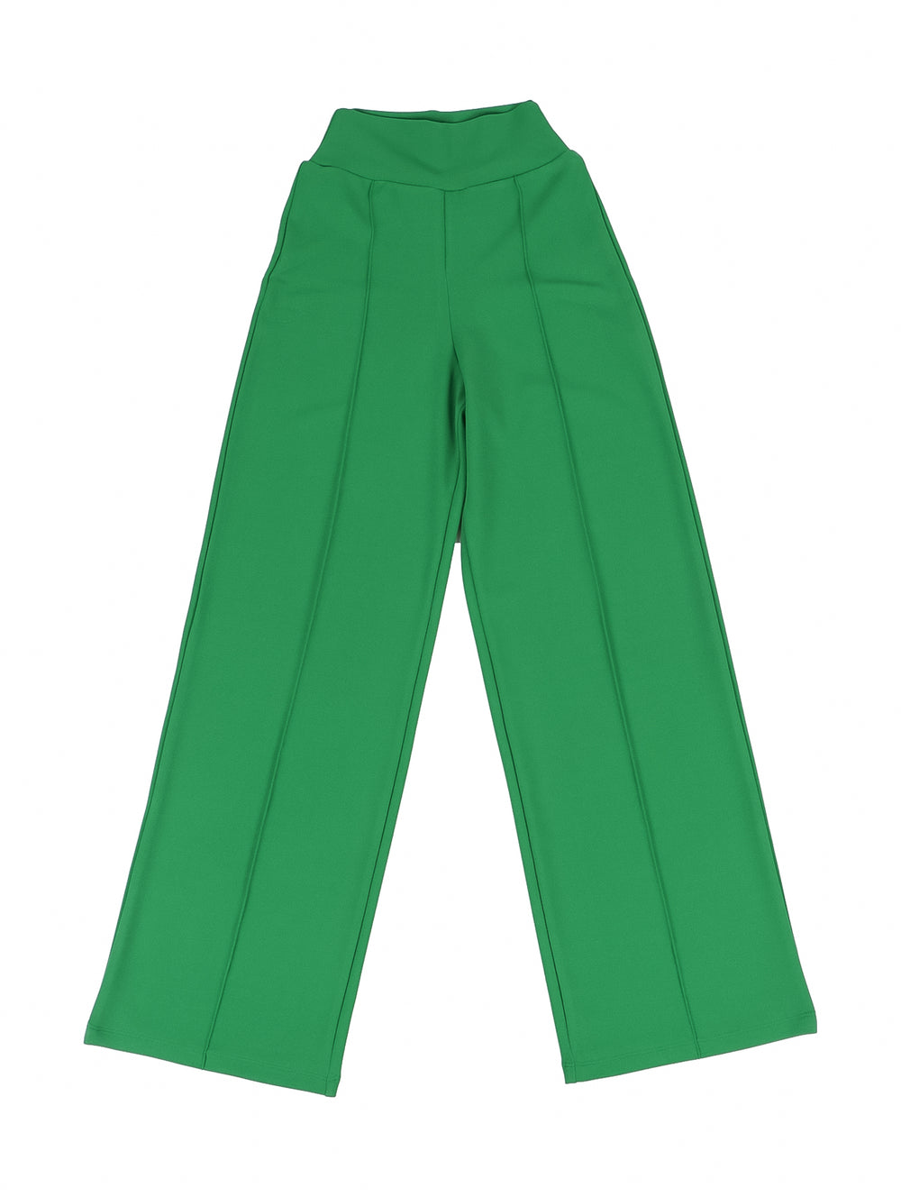 Niña modelando un pantalón acampanado de color verde con una camiseta blanca.
