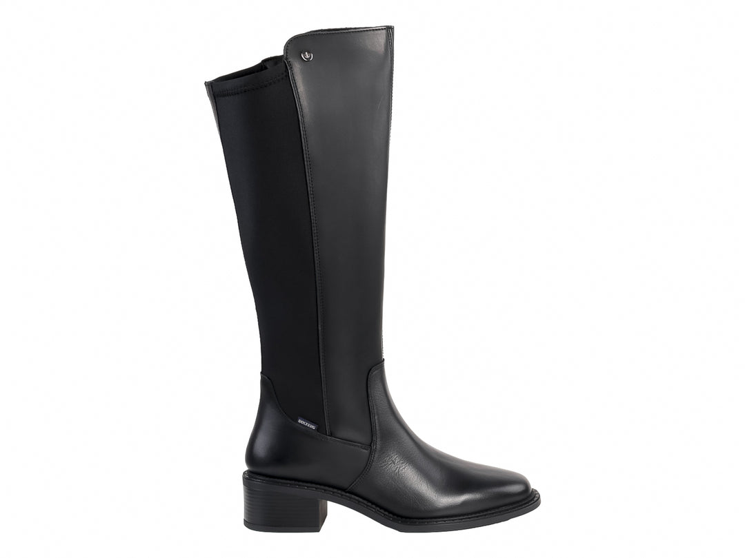 Bota alta de color negro marca Dockers con tacón bajo y acabado liso.