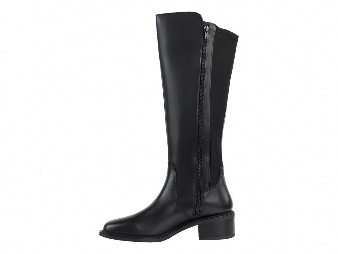 Bota alta de color negro marca Dockers con tacón bajo y acabado liso.