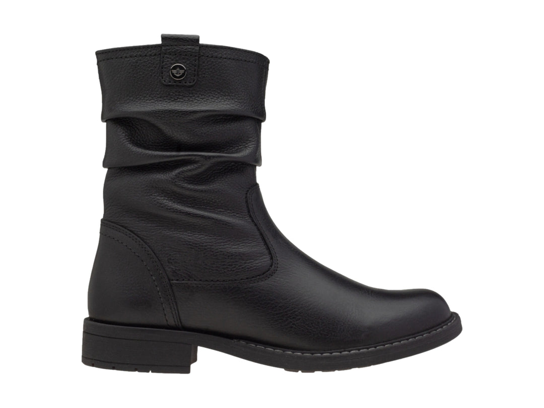 Bota negra de caña corta con efecto fruncido y tacón bajo.