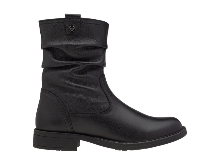 Bota negra de caña corta con efecto fruncido y tacón bajo.