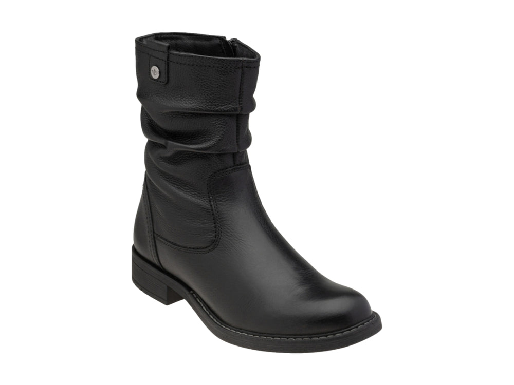Bota negra de caña corta con efecto fruncido y tacón bajo.