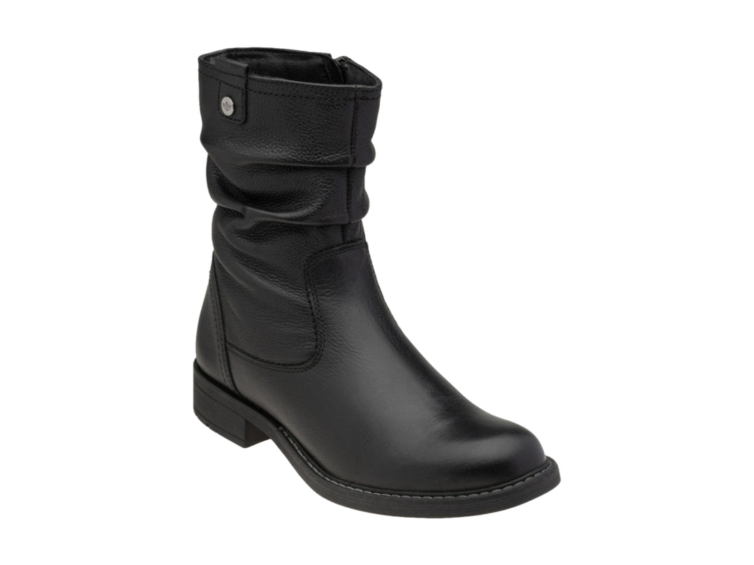 Bota negra de caña corta con efecto fruncido y tacón bajo.