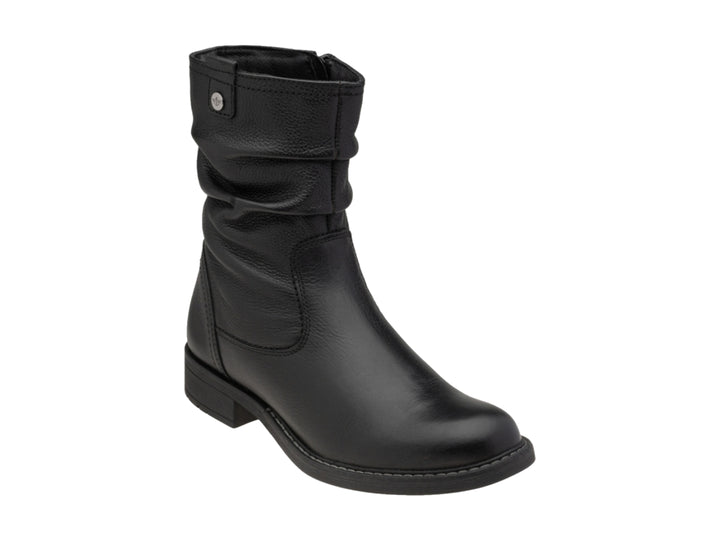 Bota negra de caña corta con efecto fruncido y tacón bajo.
