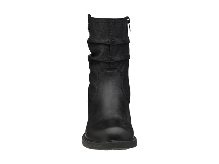 Bota negra de caña corta con efecto fruncido y tacón bajo.