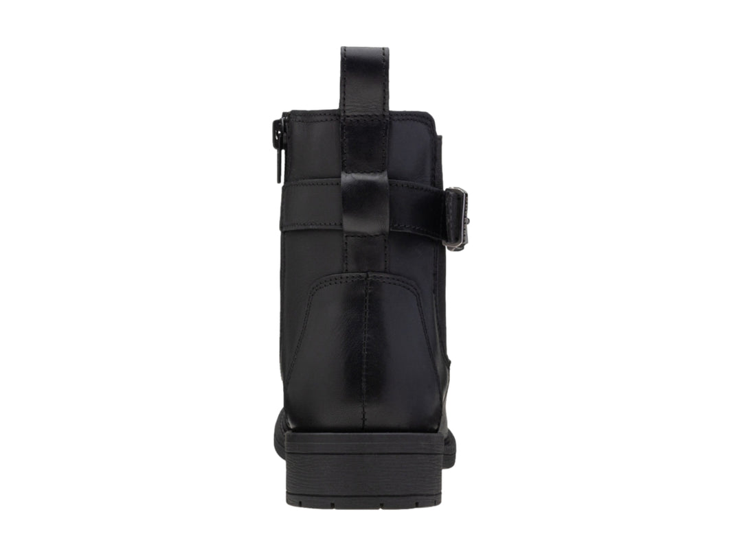 Botín negro con hebilla plateada y panel elástico lateral.