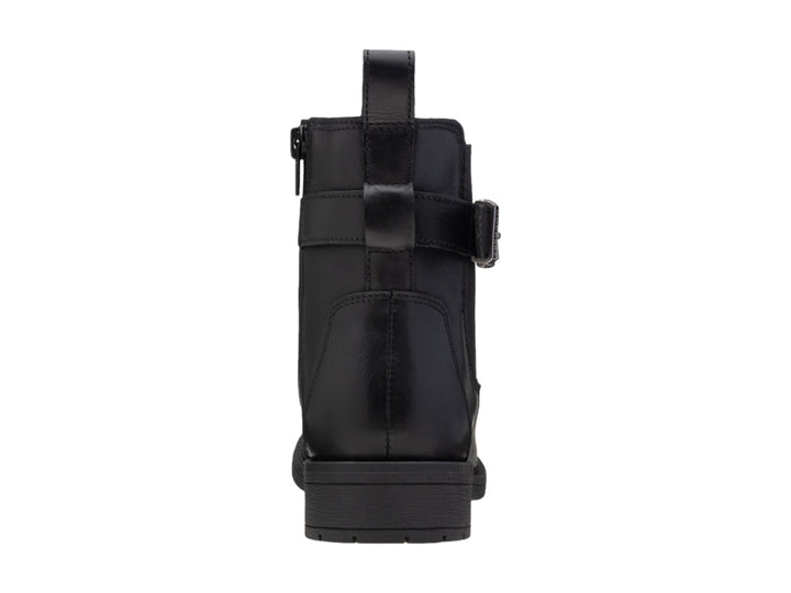 Botín negro con hebilla plateada y panel elástico lateral.