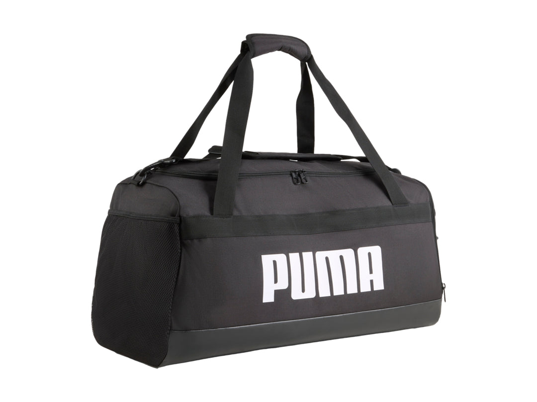 Maleta deportiva Puma Challenger Small de color negro con logotipo blanco frontal.